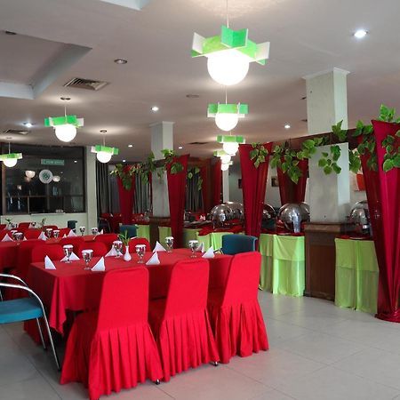 פקאנבארו Oyo 742 Mona Plaza Hotel מראה חיצוני תמונה