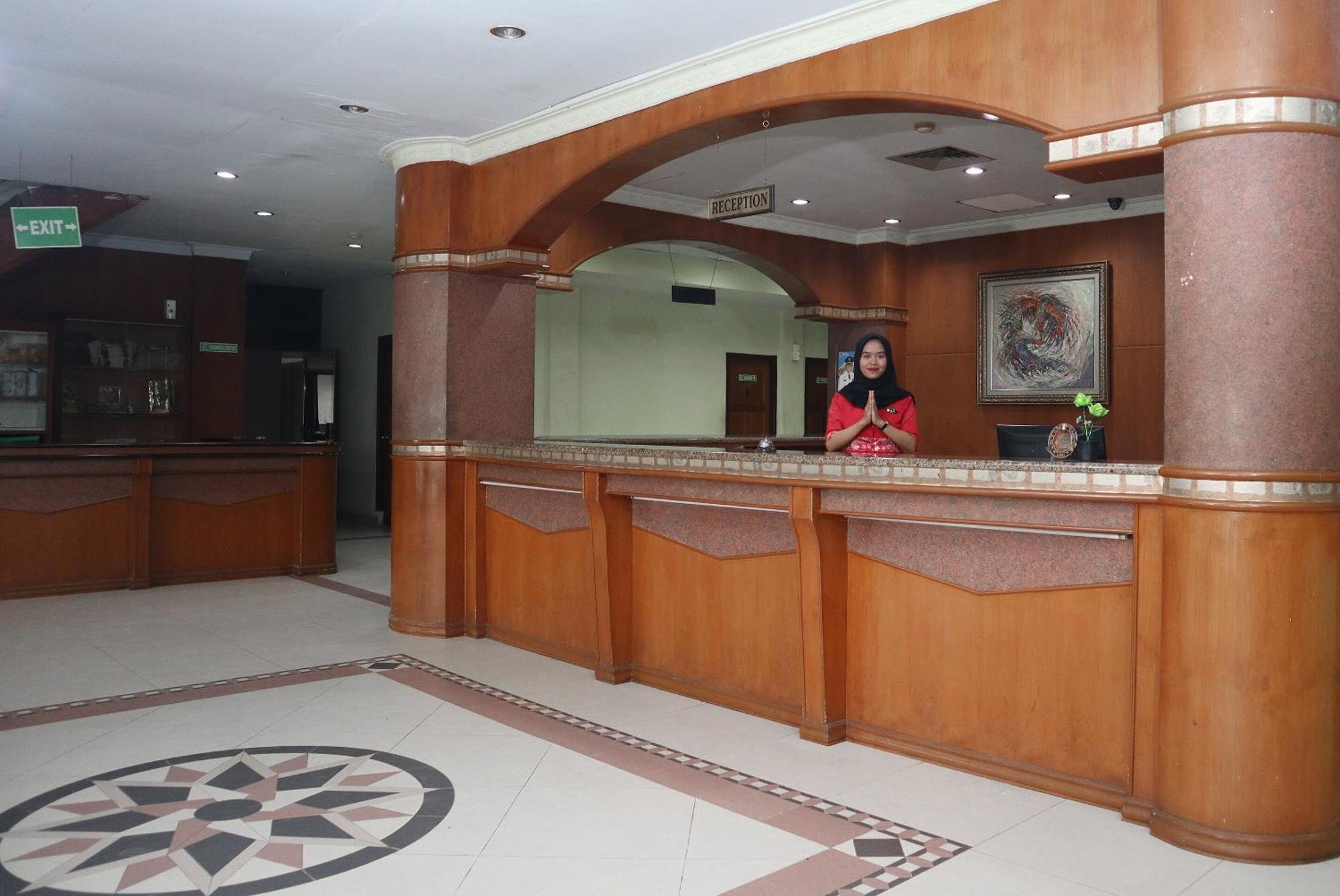 פקאנבארו Oyo 742 Mona Plaza Hotel מראה חיצוני תמונה