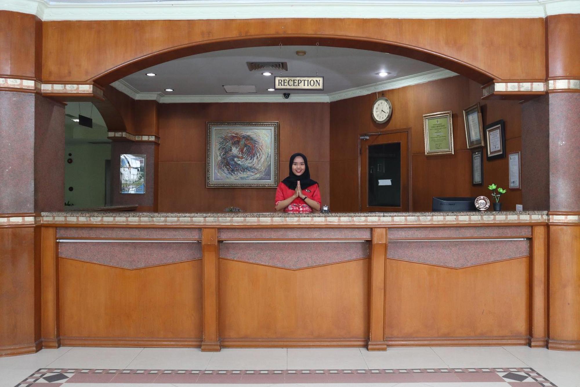 פקאנבארו Oyo 742 Mona Plaza Hotel מראה חיצוני תמונה